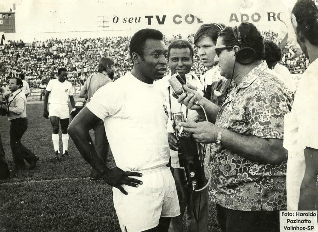Um momento icônico do futebol campineiro registrado no Estádio Brinco de Ouro da Princesa. Da esquerda para a direita: Pelé, o fotógrafo Aristides Pedro da Silva (V8) e dois jornalistas. Foto: Haroldo Pazinatto.