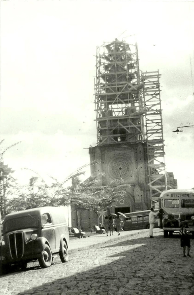 A praça principal com a igreja de São Sebastião. Valinhos, SP, de 1948. À direita, alguns carros e ônibus da família Capellato. Foto: Haroldo Pazinatto.