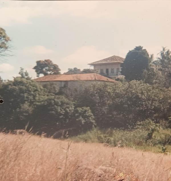 Fotografia de autoria anônima. Local: Vista da casa-sede da Fazenda Santa Thereza da Serra, em Valinhos-SP, ano desconhecido [5].