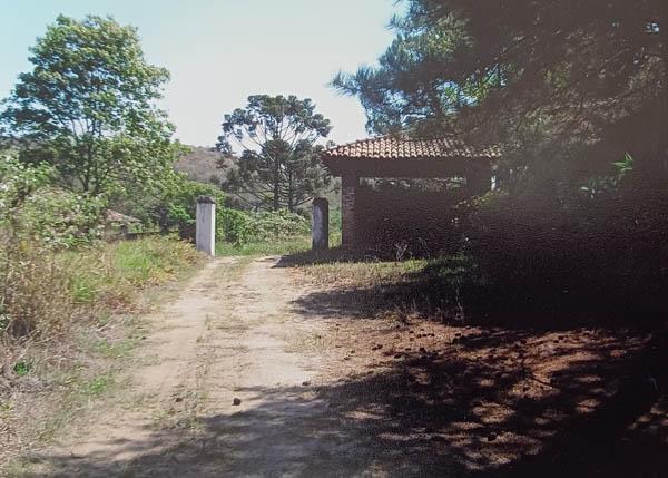 Fotografia de autoria anônima. Local: Porteira secundária da Fazenda Santa Thereza da Serra, em Valinhos-SP, ano desconhecido [5].