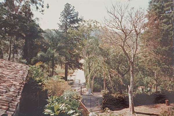 Fotografia de autoria anônima. Local: Vista da varanda da casa-sede da Fazenda Santa Thereza da Serra, em Valinhos-SP, ano desconhecido [5].