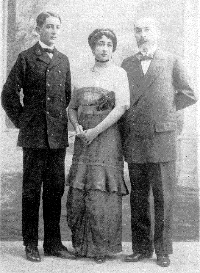 Da direita para a esquerda Flávio de Carvalho, Raul Rezende de Carvalho e Ophelia Crissiuma de Carvalho, em Paris, por volta de 1911 [5].