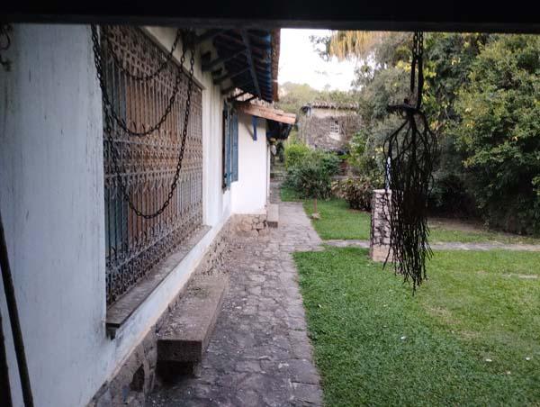 Lateral da casa-sede da antiga Fazenda Pinheiros. Fotografia de autoria anônima. Local: Fazenda Pinheiros, em Valinhos-SP, 2023 [7].
