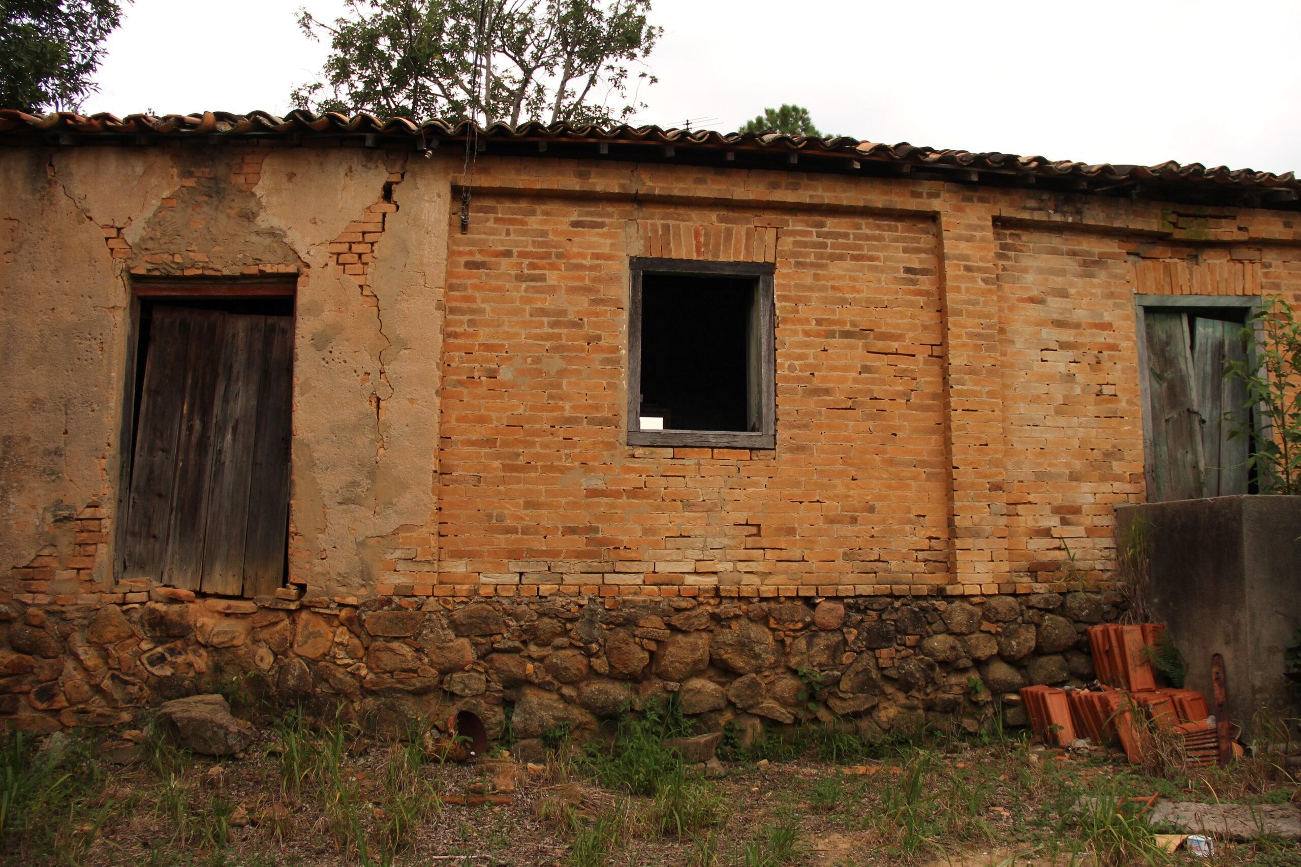 Detalhes de uma antiga casa de colono da Fazenda "Ribeiro". Fotografia de Bryan Gouveia. Local: Bairro Jardim Bom Retiro, em Valinhos-SP, 2022 [7].