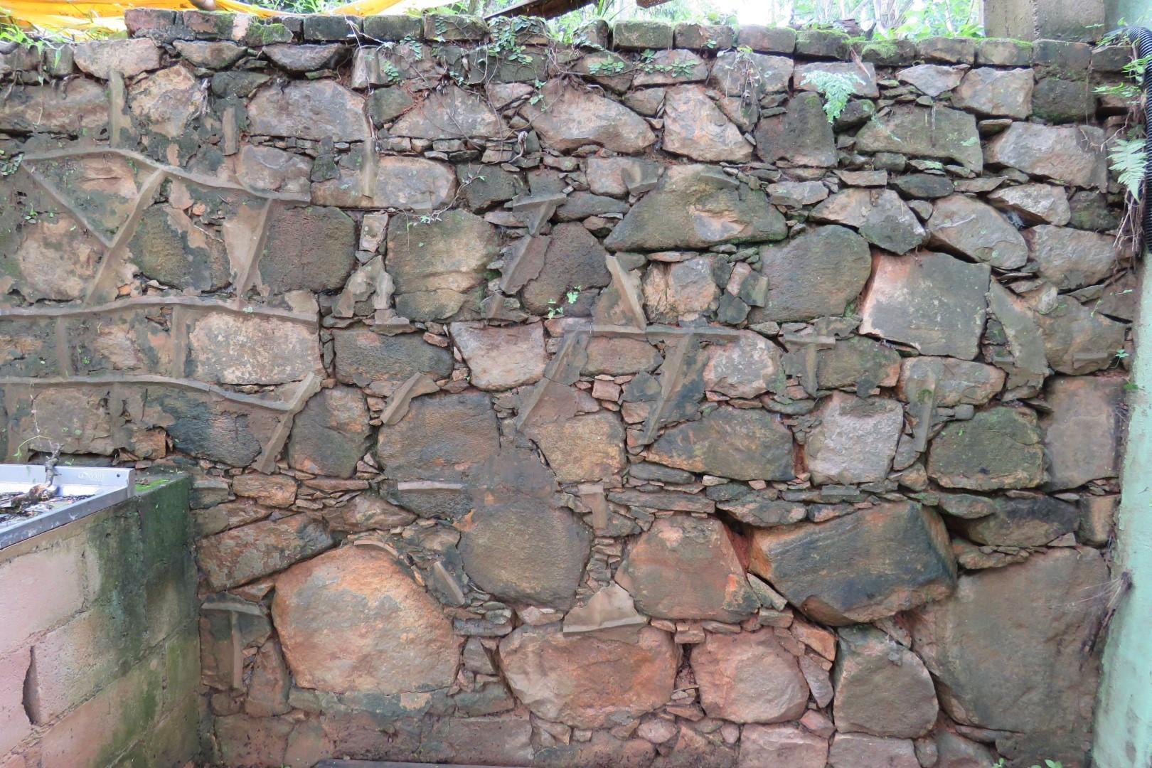 Antigo muro de arrimo com cortes de pedra irregular. Fotografia de Bryan Gouveia. Local: Clube de Campo Vale Verde, em Valinhos-SP, 2022 [11].