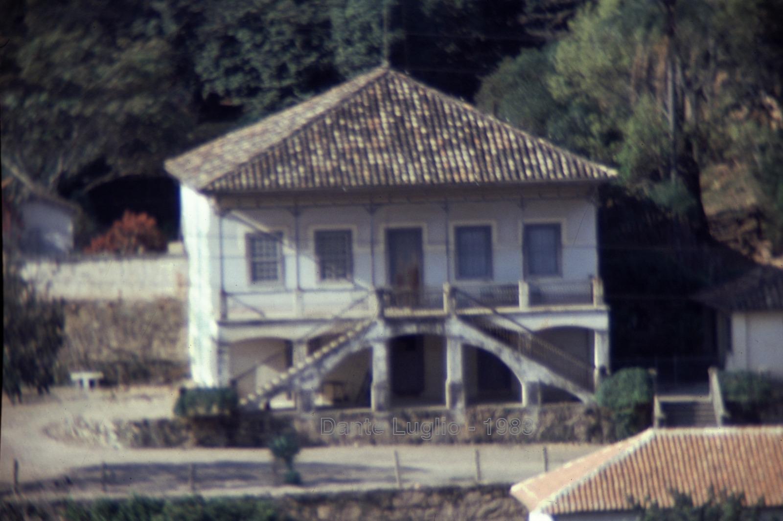 Fotografia antiga da Fazenda Santa Thereza da Serra, em que é possível identificar a casa-sede. Fotografia de Dante Luglio. Local: Fazenda Santa Thereza da Serra, em Valinhos-SP, 1983.