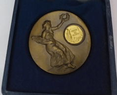 Medalha da premiação do 3° Concurso de Prosa e Poesia