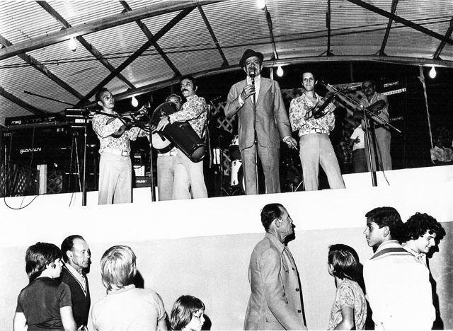 Festa do Figo com apresentação de Adoniran Barbosa e do Conjunto Talismã. Valinhos, SP, 1976. Acervo Haroldo Pazinatto/APHV.