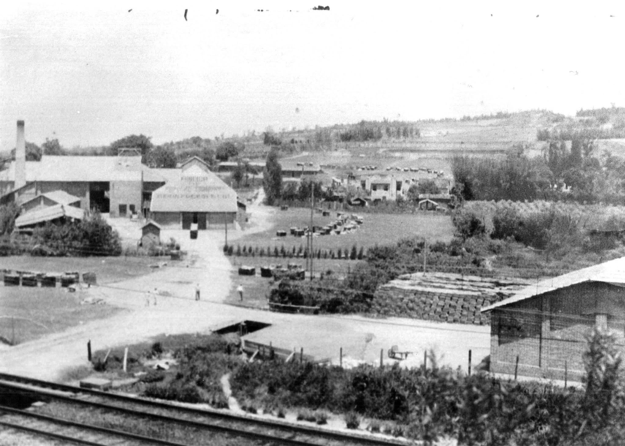 Vista parcial da Fábrica de Papelão Campinas (Gerin Focesi & Cia). Valinhos, SP, cerca 1943. Fonte: Acervo APHV