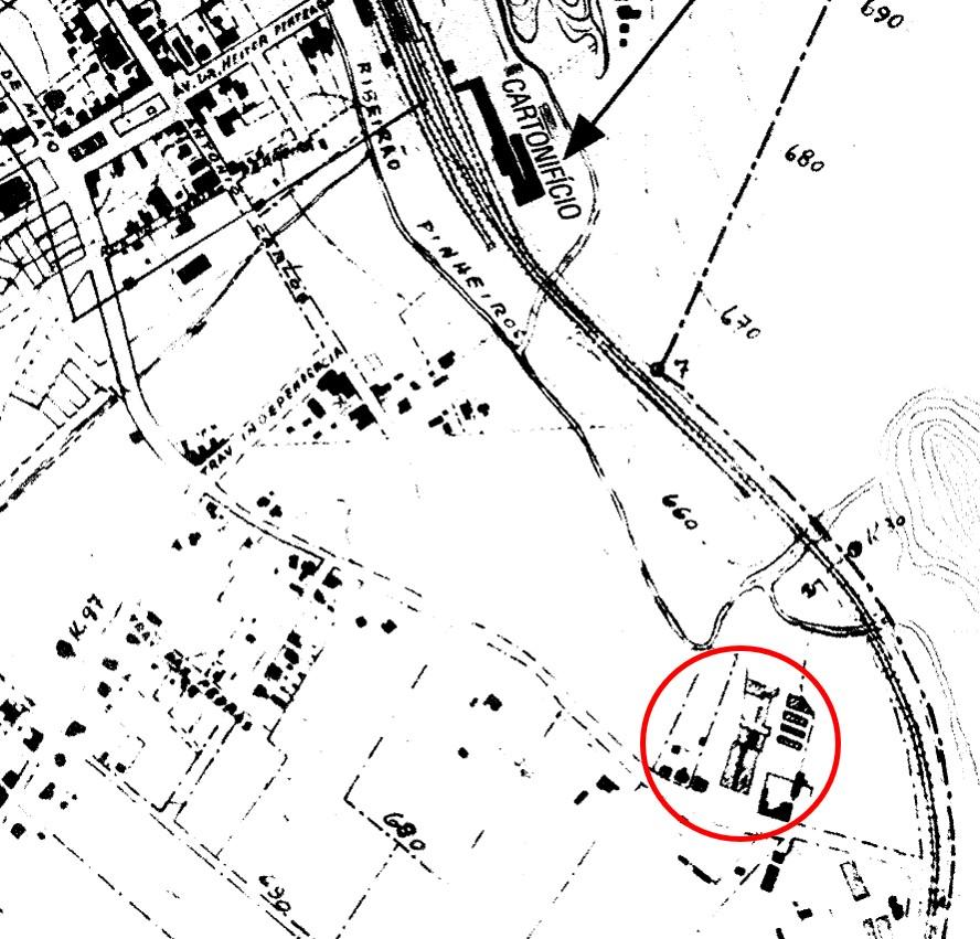 Recorte de uma planta da região central do distrito de Valinhos e os antigos ranchos da olaria da família Franceschini (destaque no círculo na cor vermelha) próximo de um trecho sinuoso do Ribeirão Pinheiros. Fonte: Cartonificio Valinhos S.A, planta da Vila de Valinhos, 1934. (escala 1:5000).