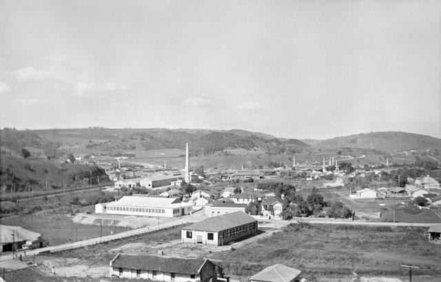 Vista parcial da cidade de Valinhos. Ao fundo e, à esquerda e próximo da chaminé, as instalações da fábrica de Papelão Campinas (Gerin Focesi & Cia.). Valinhos, SP, 1946. Fonte: Acervo Haroldo Pazinatto