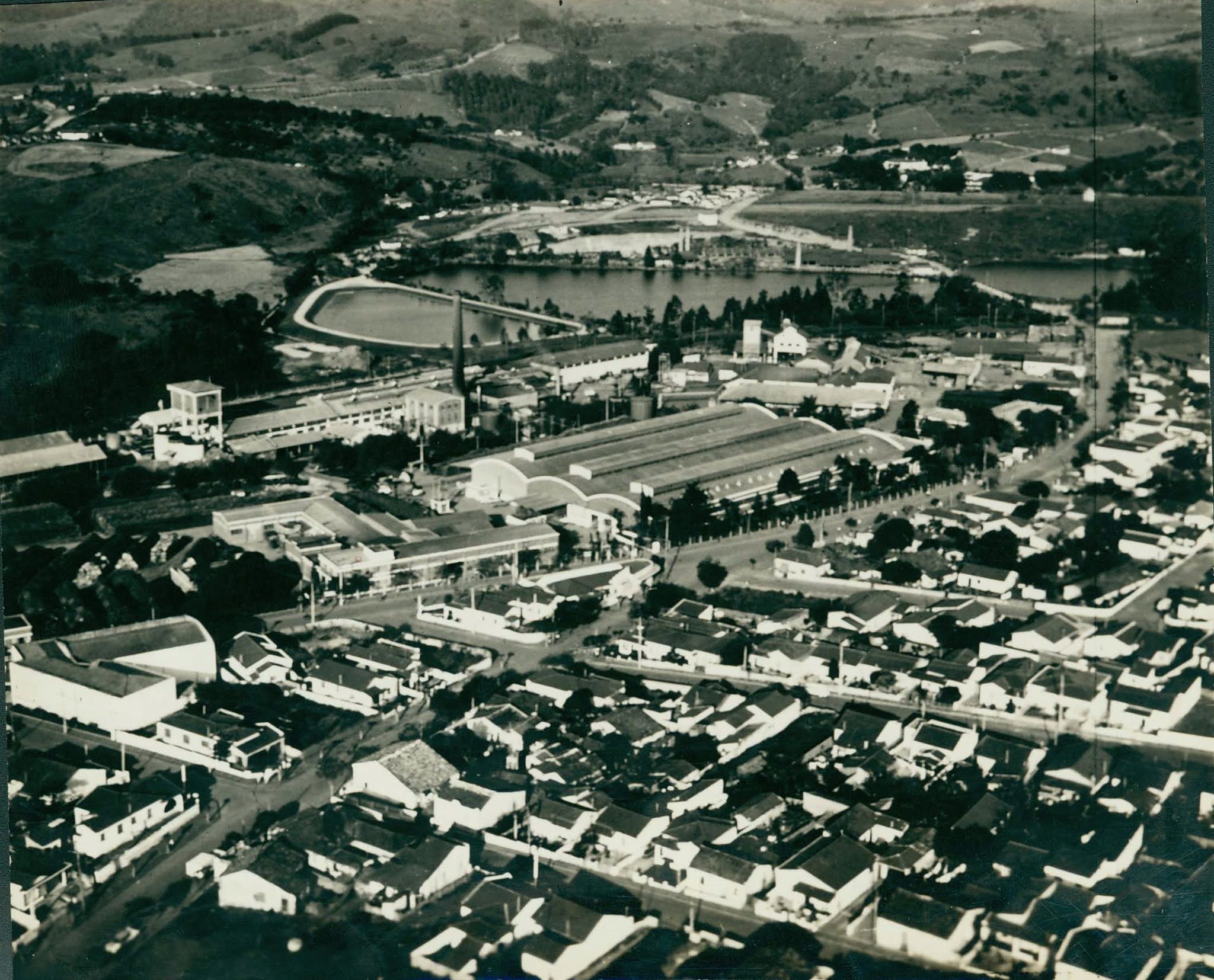 Vista parcial da cidade de Valinhos e, ao centro, a empresa Rigesa S.A. Valinhos, SP, [19xx]. Fonte: IBGE