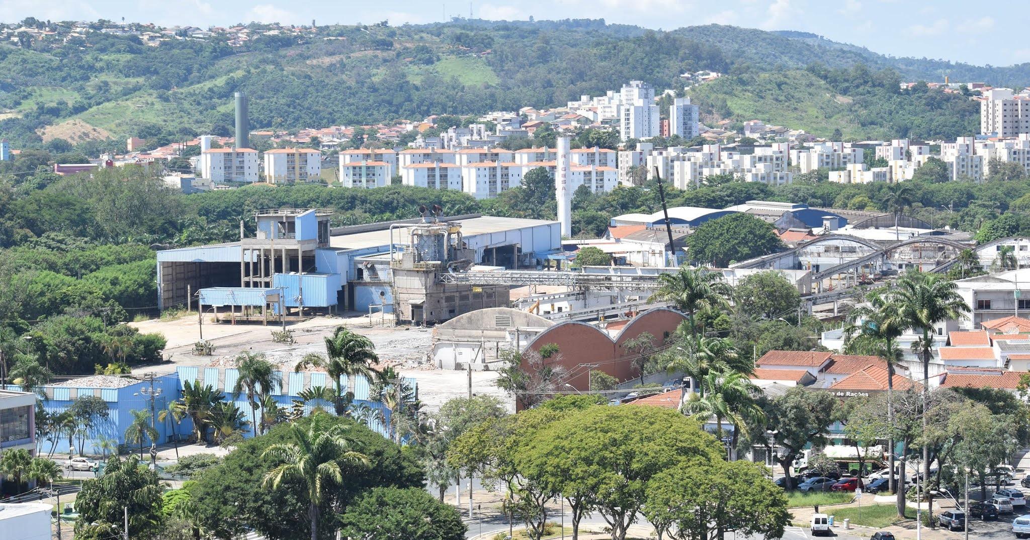 Vista parcial das antigas instalações da Rigesa S.A sendo desmontadas. Valinhos, SP, 27/03/21. Fonte: Marcel Pazinatto.