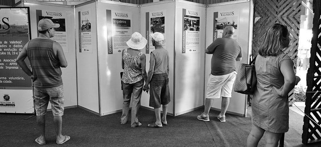 Visitantes observam painéis da exposição ‘História de Valinhos’ desenvolvida pela APHV durante a 66ª Festa do Figo e da 21ª Expogoiaba. Marcel Pazinatto/APHV