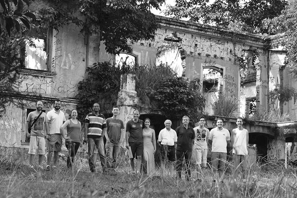 Membros e amigos da APHV reunidos em frente ao casarão.