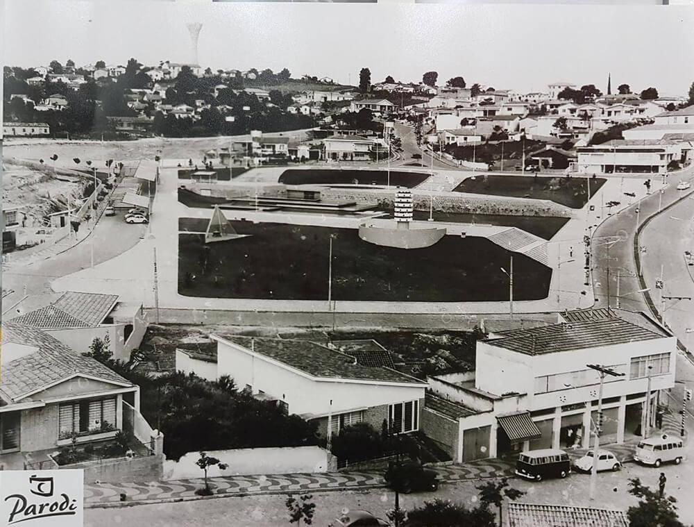 Praça Washington Luis logo após sua inauguração, detalhes para suas características arquitetônicas, o viveiro em forma de pirâmide e o antigo pombal