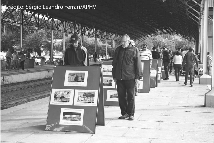 Visitantes observam exposição Valinhos e a Ferrovia