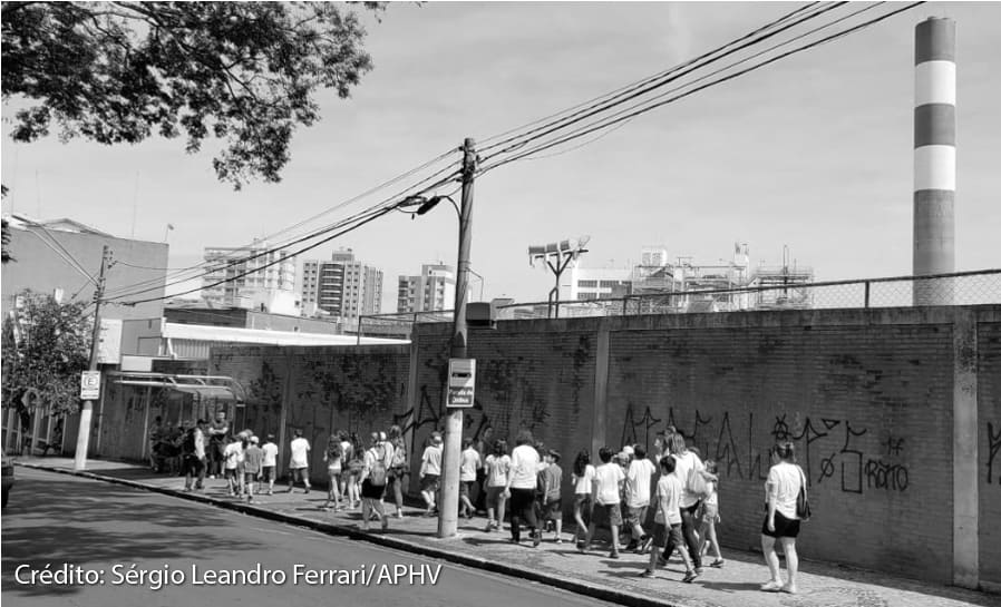 Alunos, professores e membros da APHV durante caminhada na Rua XV de Novembro até a Praça Getúlio Vargas.