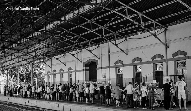 Participantes do encontro durante o abraço simbólico.