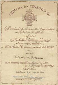 Certificado de entrega da Medalha da Constituição concedida a Anésio Falcão Rodrigues (conforme nota 5) pelos serviços prestados à Revolução Constitucionalista de 1932. Acervo Ulisses do Porto Salvador [3].